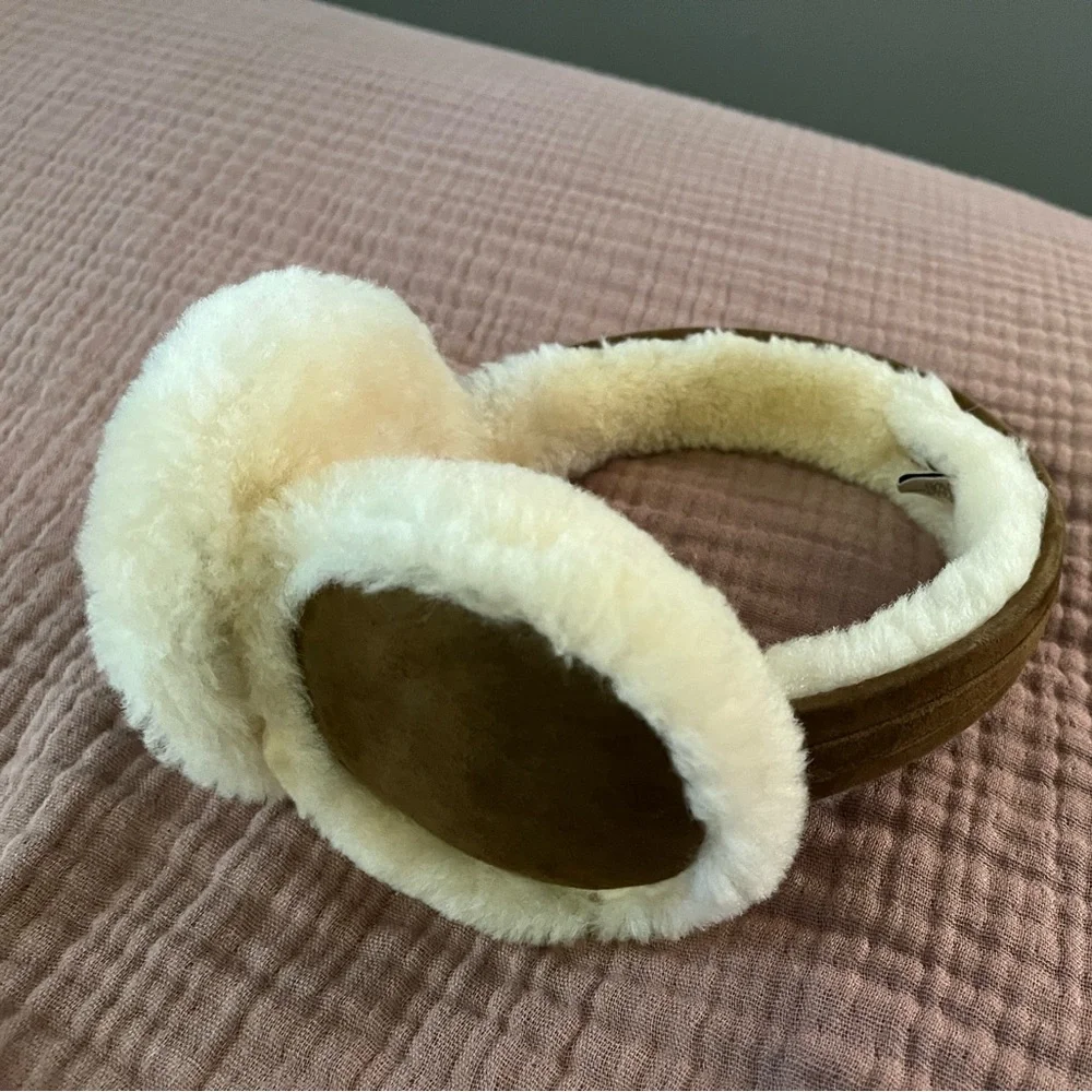Genuine shearling earmuffs defined by a suede band and logo hardware - Picture 5 of 6